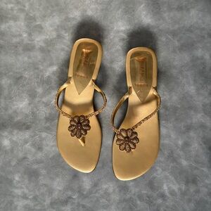✨2 FOR $25✨ Sandal House vintage gold beaded flip flops with heel | 90’s, y2k
